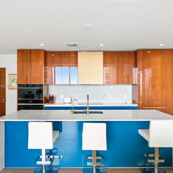 ELEGANT RESIDENCE WITH STUNNING SKYLINE VIEWS