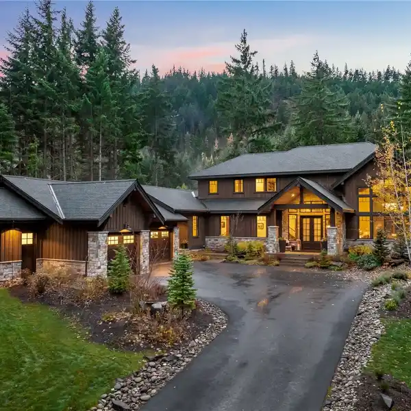 CUSTOM LODGE EXUDING LUXURY MOUNTAIN LIVING