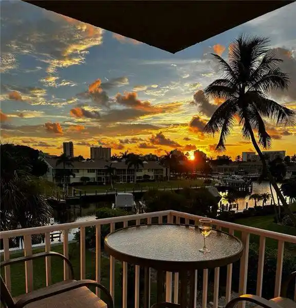 INVITING UNIT WITH BREATHTAKING CANAL VIEWS