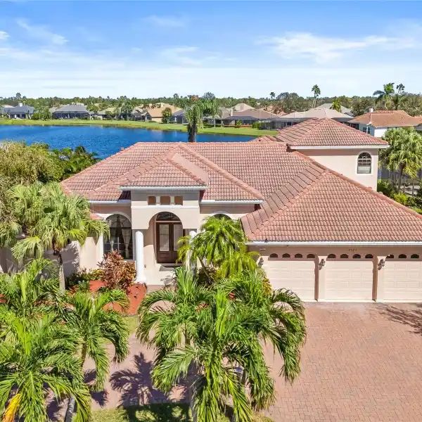 EXCEPTIONAL RESIDENCE IN PRESTIGIOUS LAKEWOOD RANCH COUNTRY CLUB