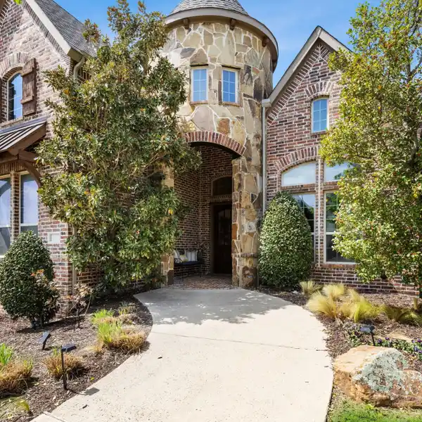 MOVE-IN READY CHARMING TRANSITIONAL SMART HOME
