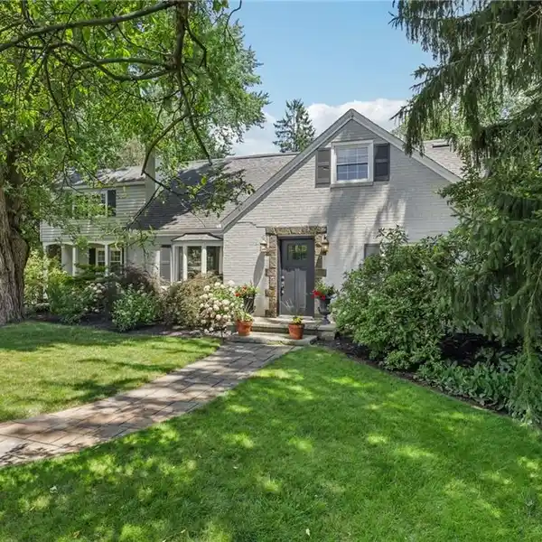 ENCHANTING ELEGANCE WITH LUSH OUTDOOR LIVING