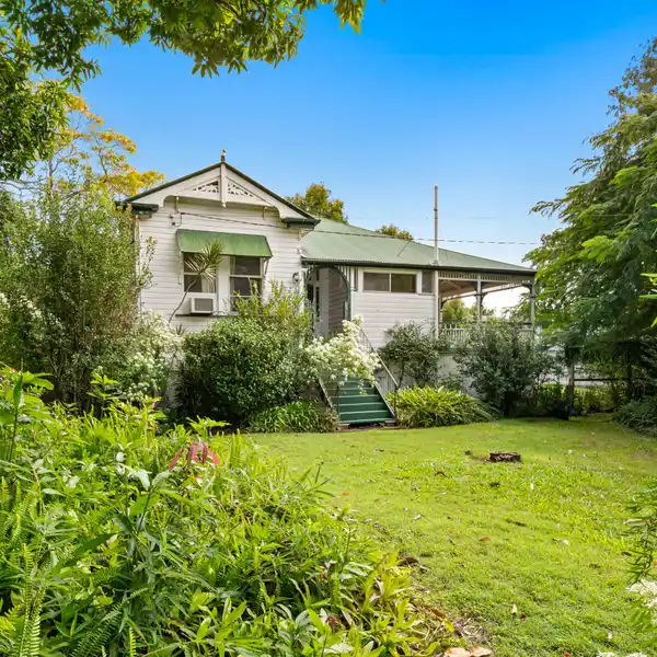 1913 QUEENSLANDER ON SPRAWLING PROPERTY