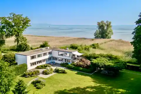 Exceptional Lakeside Villa
