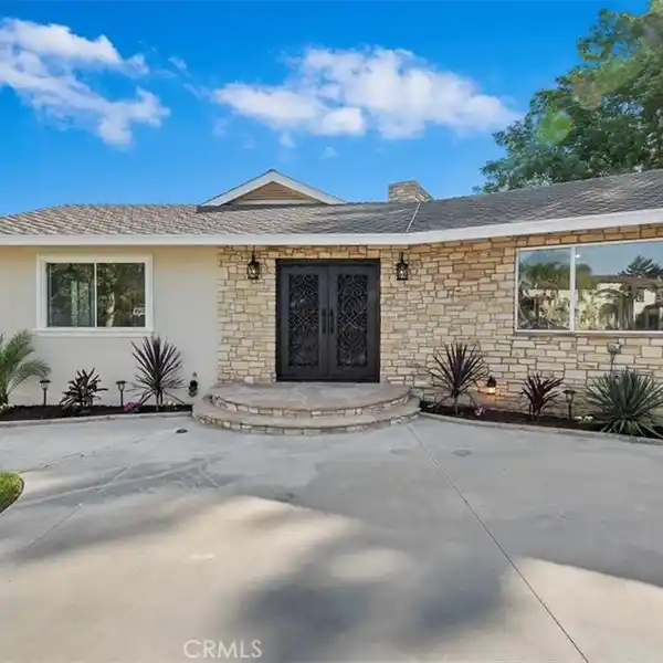 NEWLY REMODELED ENTERTAINER’S DELIGHT