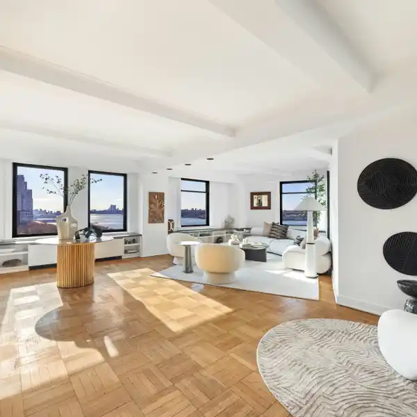 PANORAMIC RIVER PARK AND CITY VIEWS