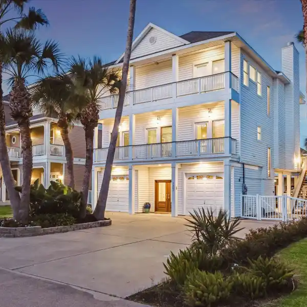 DREAM RETREAT IN PRESTIGIOUS LAFFITES COVE