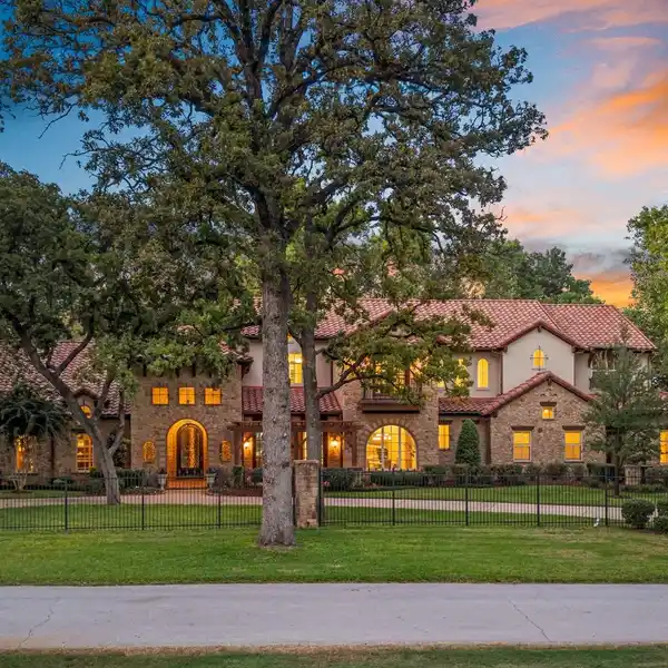 CUSTOM BEAUTY ON A QUIET CUL-DE-SAC