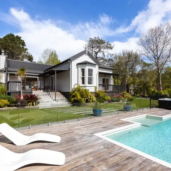 DEVONPORT CHARM MEETS THE COUNTRY