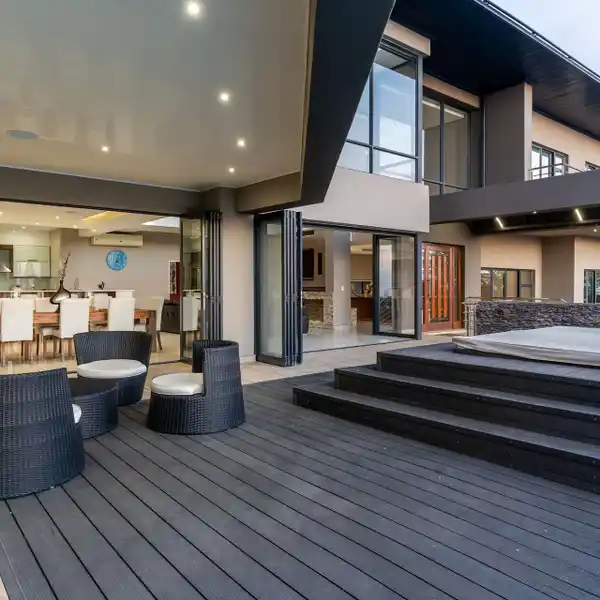 CONTEMPORARY HAVEN WITH AMAZING VIEWS