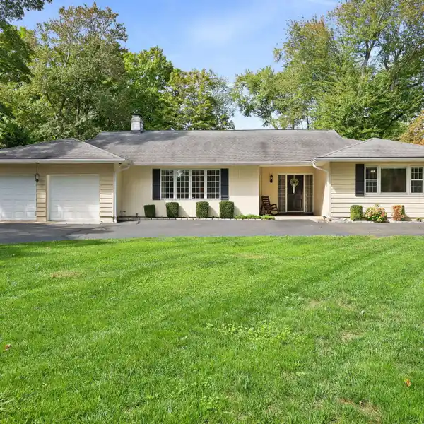 INVITING RANCH IN A GREAT LOCATION