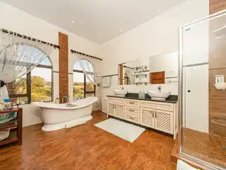 Luxurious Family Home with Flatlet in Eagle Canyon Golf Estate
