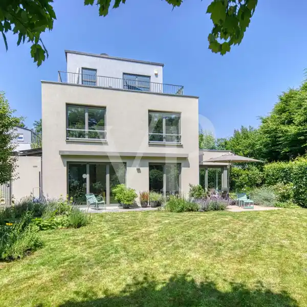 MODERN ARCHITECT-DESIGNED HOUSE IN A PRIME LOCATION