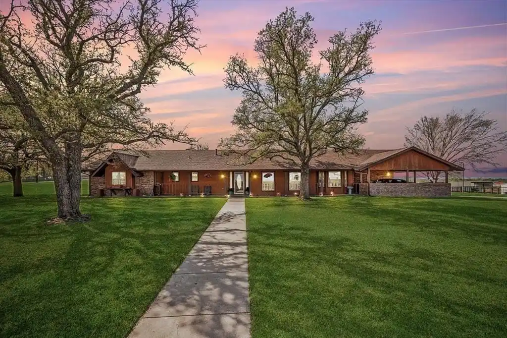 Equestrian Estate on 23 Sprawling Acres