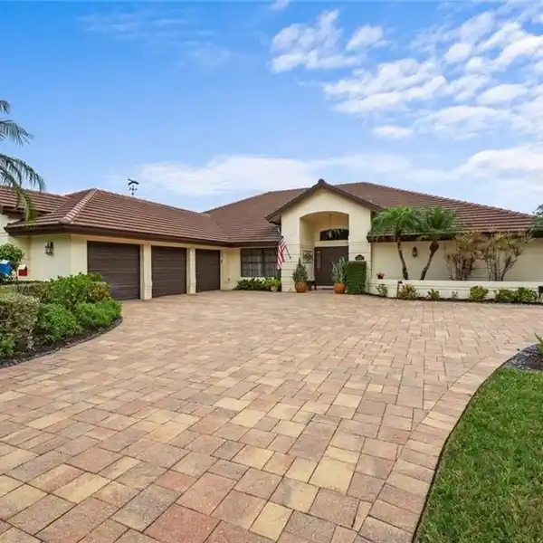 ONE-OF-A-KIND RESIDENCE IN WILDCAT RUN GOLF AND COUNTRY CLUB