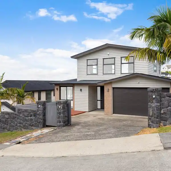 BEAUTIFUL BRICK AND WEATHERBOARD FAMILY HOME