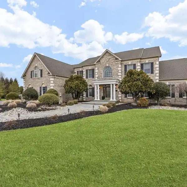 TRULY EXCEPTIONAL RESIDENCE IN A PRESTIGIOUS COMMUNITY