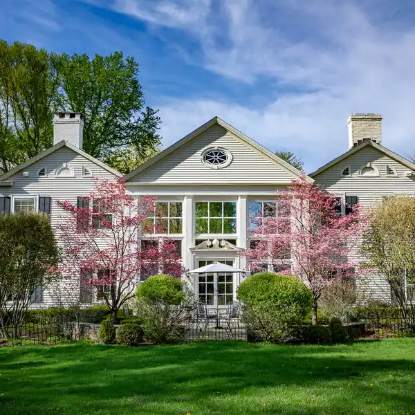 ESTATE LIVING IN A SERENE COMMUNITY