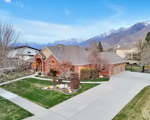 EXCEPTIONAL PROPERTY WITH SWEEPING MOUNTAIN VIEWS