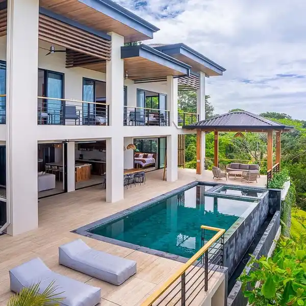 CAPTIVATING MODERN LUXURY HOME