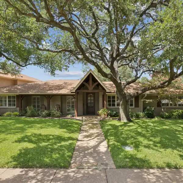 STUNNING HOME IN DESIRABLE EUDORA ESTATES