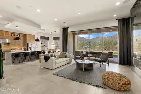 Golfside Brilliance with Designer Touches