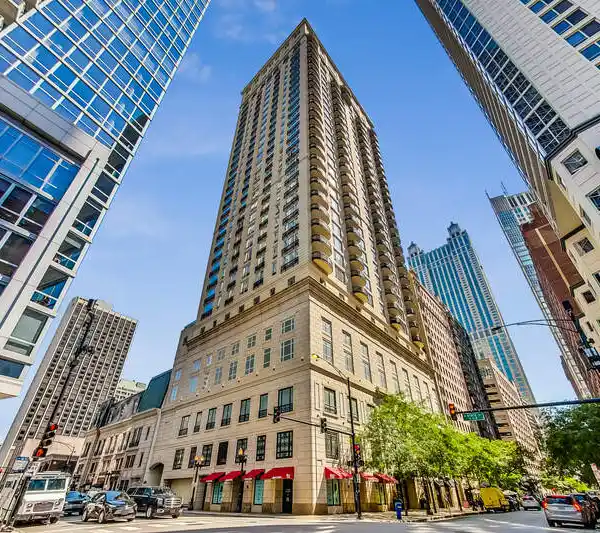 GRACIOUS LIGHT-FILLED CORNER UNIT