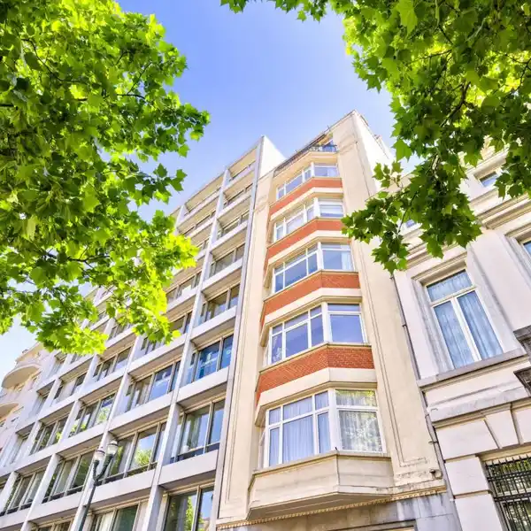 LIGHT-FILLED FLAT IN A CHARACTER BUILDING