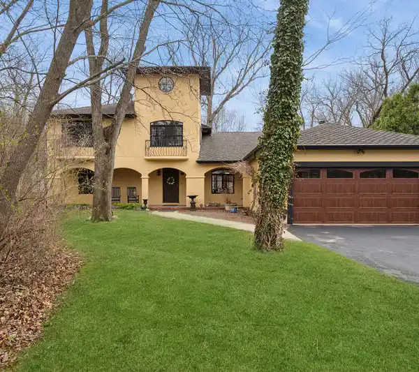 TUSCAN STYLE HOME IN CONVENIENT LOCATION