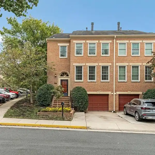 SPACIOUS END UNIT TOWN HOME IN MCLEAN MEWS