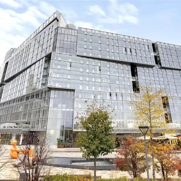 ICONIC RIVERSIDE LIVING WITH EXCLUSIVE AMENITIES