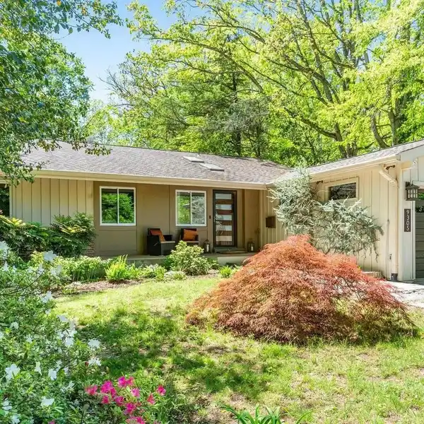 CONTEMPORARY RAMBLER WITH POOL