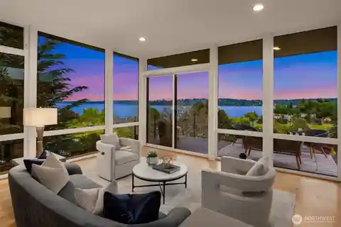 Inspiring Contemporary Home with Dramatic Views