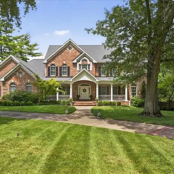 TIMELESS ELEGANCE WITH RESORT-STYLE LIVING