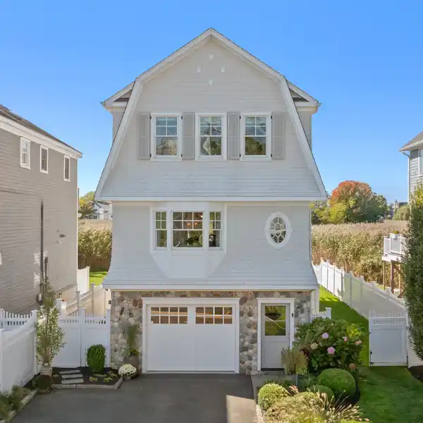 LUXURY LIVING WITH LAID-BACK ELEGANCE