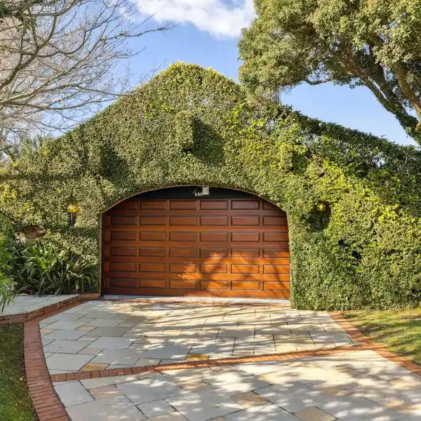 MID-CENTURY CLASSIC ON A DESIRABLE CUL-DE-SAC