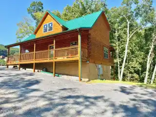 New Cabin in a Unique Development