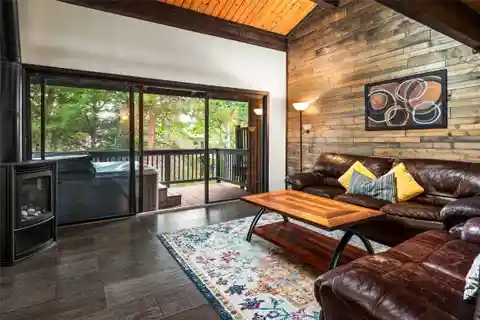 Spacious Townhome Nestled in the Heart of the Mountain Area