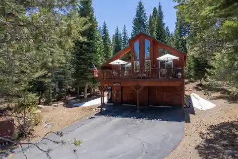 Light-filled Modern Cabin in Truckee