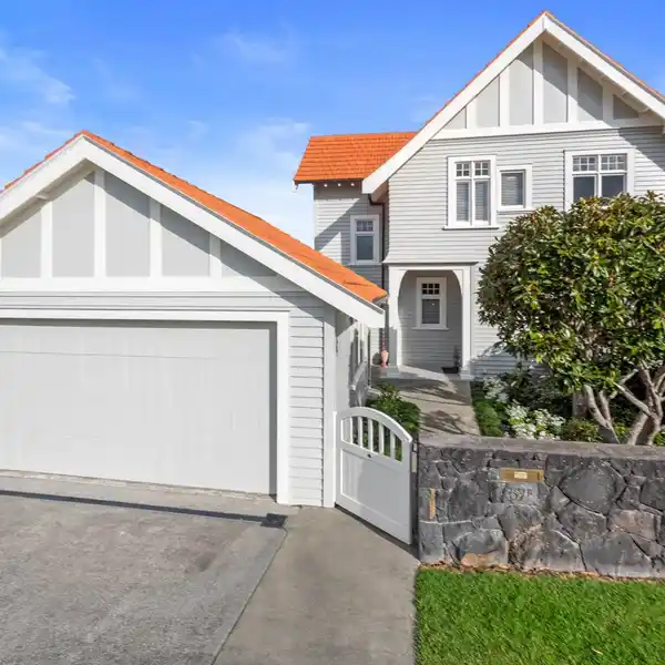 HISTORIC BAYSWATER ICON WITH TIMELESS ELEGANCE