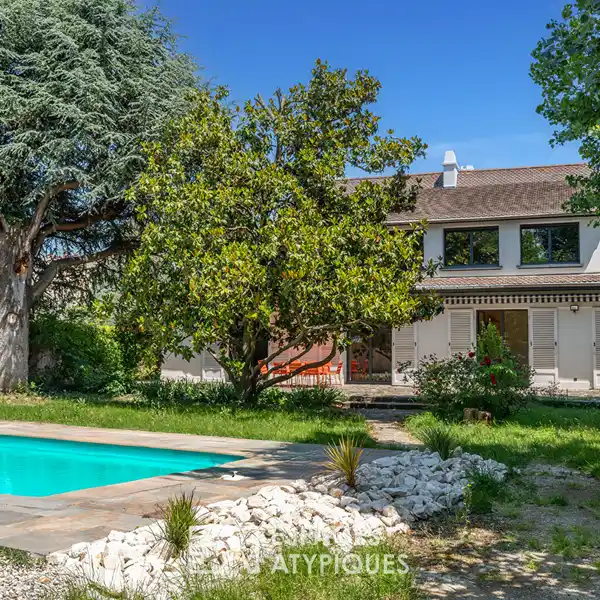 ARCHITECT-DESIGNED OASIS WITH POOL NEAR CITY