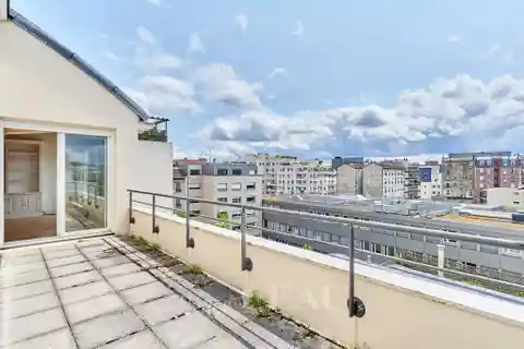 Top-Floor Apartment in the Les Passages Neighbourhood