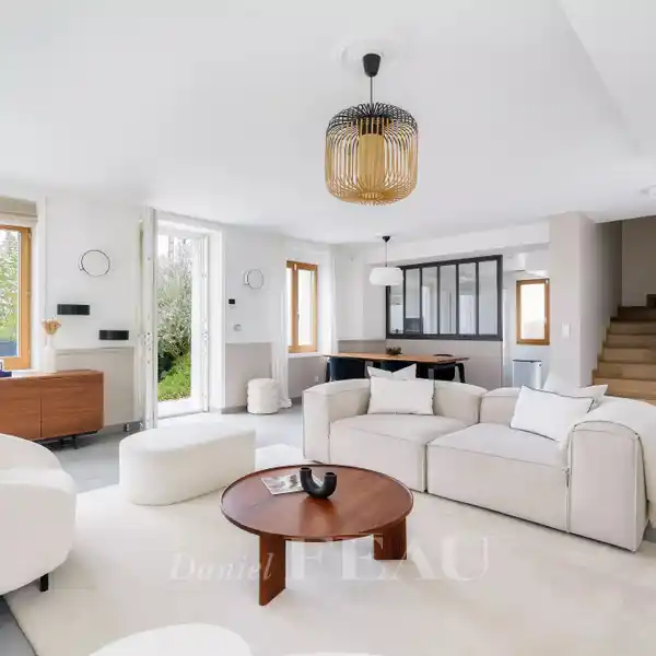 BEAUTIFULLY APPOINTED MANSART-STYLE PROPERTY