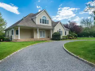 Freshly Decorated Five Bedroom Traditional Home for Rent