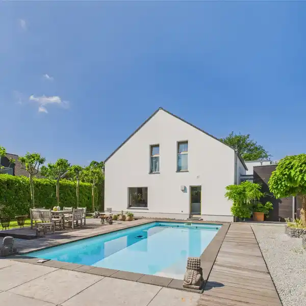 EXCLUSIVE ARCHITECT-DESIGNED HOUSE