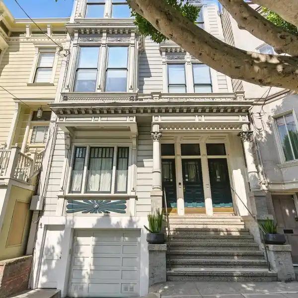 TOP-FLOOR CONDO IN A GRAND ITALIANATE VICTORIAN