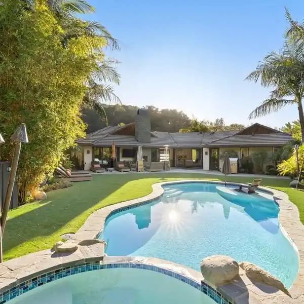 MID-CENTURY MODERN HOME IN ROYAL WOODS