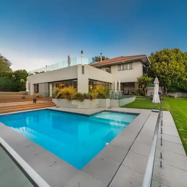 MODERN ELEGANCE MEETS ULTIMATE COMFORT AND STYLE
