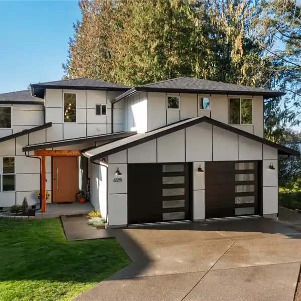 STUNNING OASIS ON LAKE TAPPS
