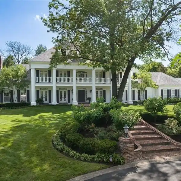 FRONTENAC ESTATE THAT EXCEEDS EVERY EXPECTATION